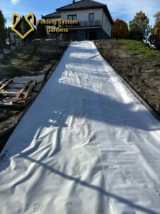 podjazd z agrotkaniną duży